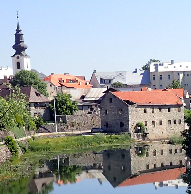 Pogled na Murkovićev mlin koji se počeo urušavati u središtu Gospića                                                                                                                                                                                      